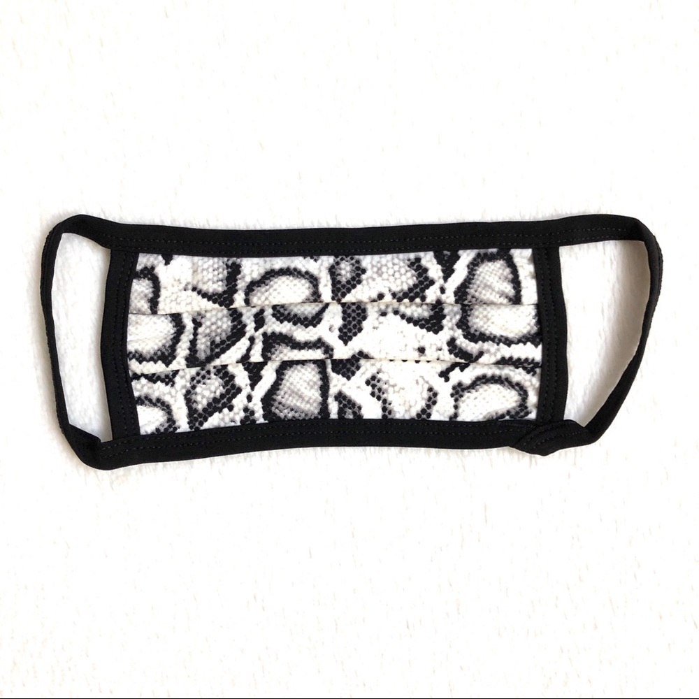 ❤️ 5 for $15 Zenana Snakeskin Print Cotton Face Mask - Picture 1 of 8